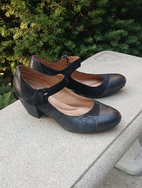 Comfortiva "Alora" Mary Jane pumps. Sz 9.5 M